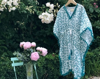 Robe tunique de plage - poncho caftan fille - 4 à 10 ans - vert bleuté à pompons - coton imprimé à la main - block print - eco responsable