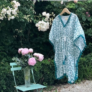Paréo De Plage Imprimé Fleurs Avec Pompons - Taille L, 100% Polyester, Léger Et Polyvalent