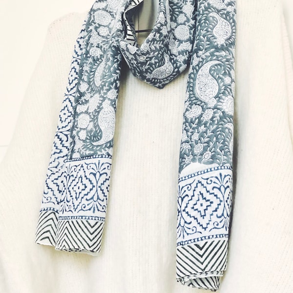 Étole Foulard en coton indien gris de Villa d’Issi, pour un joli cadeau de la fête des mères. Imprimé à la main au block print.