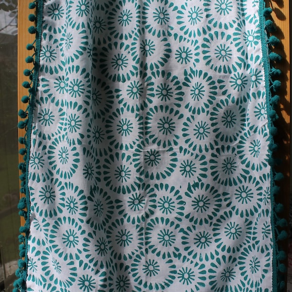 Foulard à pompons vert bleuté - paréo fille  - voile de coton indien imprimé à la main au tampon de bois - block print