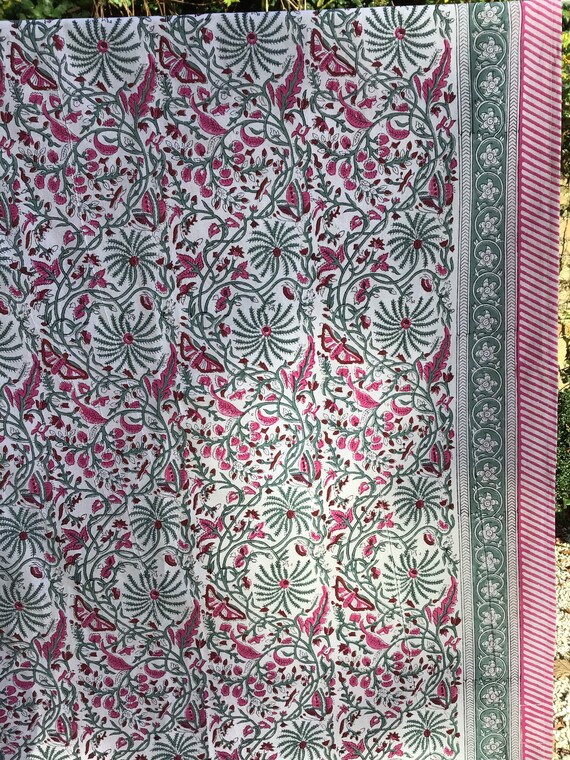 Nappe indienne block print rose et vert de Villa d’Issi, rectangulaire et ronde grand diamètre, pour une décoration de table élégante.