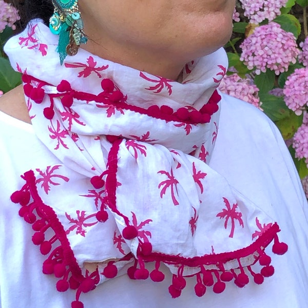 Foulard chèche en coton indien rose à pompons de Villa d’Issi, livré dans son pochon. Imprimé palmiers au block print. Pour femme et enfant.