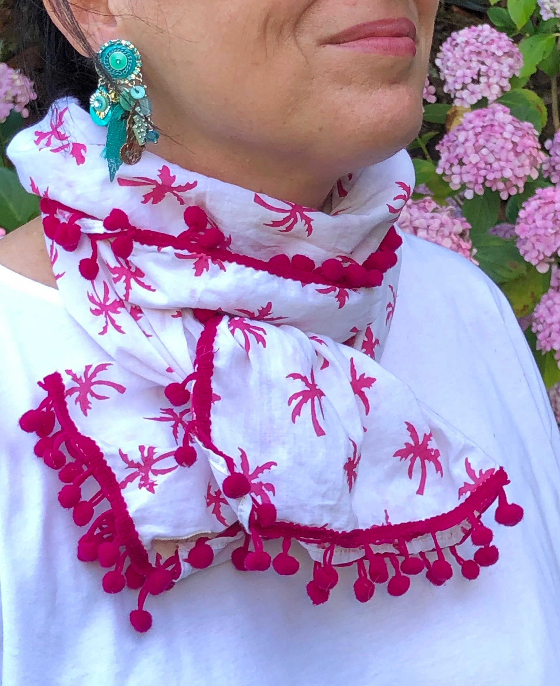 Pink Indian cotton scarf with pompoms from Villa d'Issi, delivered in its pouch. Block print palm tree print. For women and children.