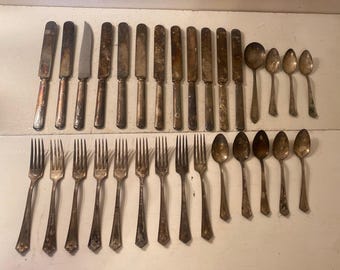 Gran lote de cuchillos, tenedores y cucharas de plata de Roger.