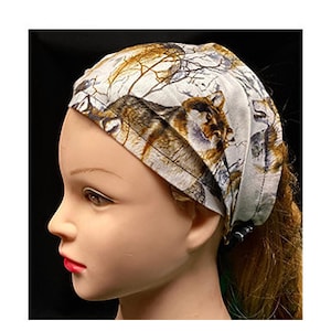 Puede incluir: Una diadema blanca con estampado de lobo marrón y blanco. La diadema está hecha de tela suave y elástica, ideal para mantener el cabello fuera de la cara.