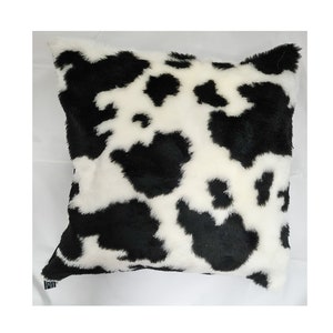 Hermosa y suave funda de cojín de piel sintética de vaca. Tela divertida y suave. Decorativa. Se adapta a cojines de 45 x 45 cm. Perfecta para sofá o cama. Bl/Blanco.