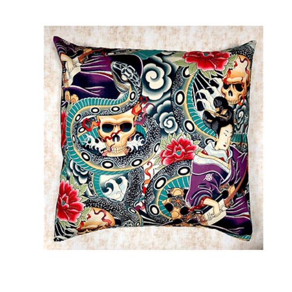 Impressionnant design de style tatouage japonais avec geisha, serpents et têtes de mort ~ Housse de coussin Convient à une taille de 18 x 18 po. pour une décoration de maison ou de bureau. 100 % coton