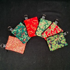 Monederos navideños para festivales RELLENO DE MEDIA PERFECTO, diseños de acebo y bayas en rojos/verdes brillantes 100% algodón ideal para tarjetas de efectivo y monedas