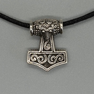 Pendentif marteau de Thors Viking fait à la main à partir d&#39;argent sterling massif .925 fourni sur un collier cordon noir réglable ou une excellente idée cadeau