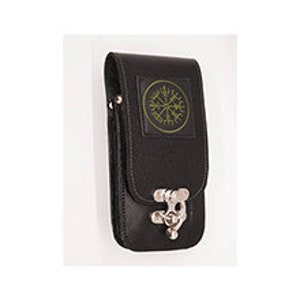 Könnte beinhalten: Schwarzes Leder-Handy-Etui mit einem silbernen Verschluss und einem kreisförmigen Design mit einem Kompass und Runen.