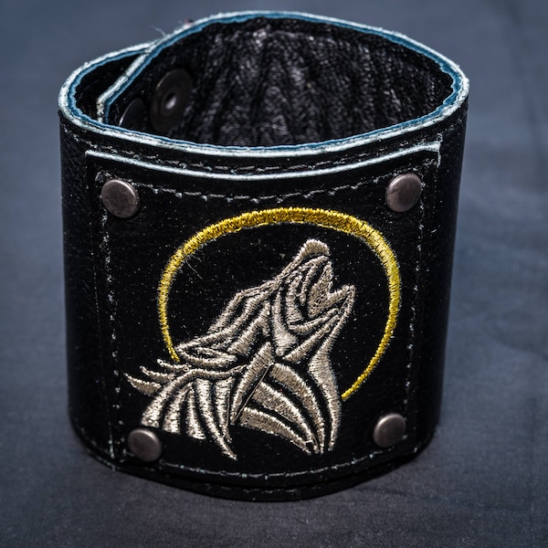 Wide Real Leather Howling Wolf Wrist Cuff embroidered/cuff bracelet/armband/wrist protector/biker/gothic/metal