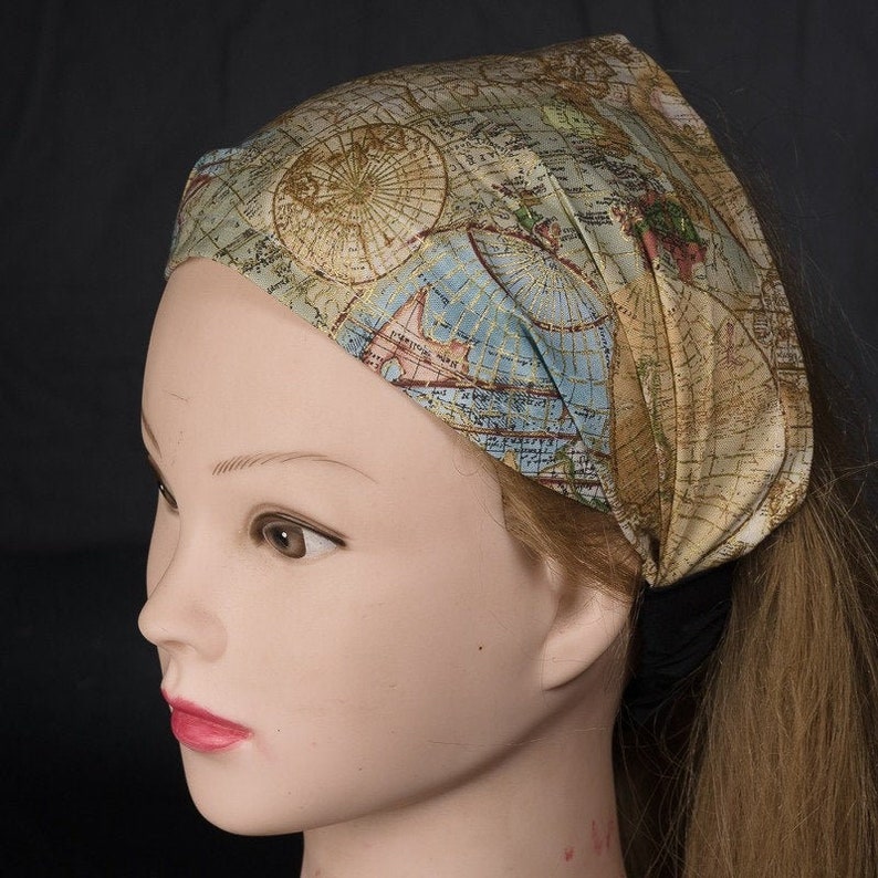 Pode incluir: Uma faixa de cabe&ccedil;a com uma estampa de mapa do mundo vintage em tons de marrom, azul e dourado. A faixa de cabe&ccedil;a &eacute; feita de um tecido macio e el&aacute;stico e &eacute; perfeita para adicionar um toque de estilo a qualquer roupa.