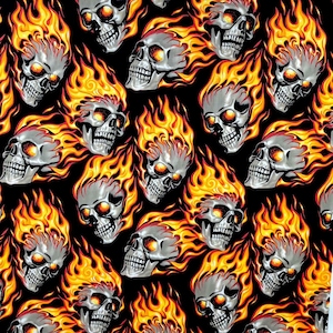 Könnte beinhalten: Ein sich wiederholendes Muster aus Schädeln mit Flammen auf schwarzem Hintergrund. Die Schädel sind weiß mit schwarzen Augen und von orangefarbenen und gelben Flammen umgeben.