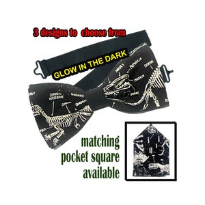 Glow in the dark dinosaurusvlinderdas en pochet, perfect accessoire voor bruiloften, afstuderen, schoolbal, kerstmis en nieuwjaar. Geweldig cadeau-idee