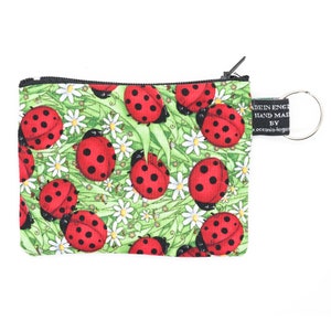 Precioso diseño con un campo de mariquitas y margaritas ~ Monedero hecho a mano ~ Atemporal 100% algodón ideal para tarjetas de efectivo, monedas Regalo ideal Diseño divertido
