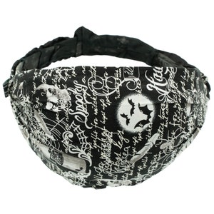 Puede incluir: Diadema de Halloween en blanco y negro. La tela presenta murciélagos, una luna llena, telarañas y la palabra "Spooky" en una fuente de escritura. La diadema es de estilo ancho con un diseño de tela fruncida.