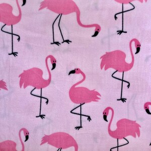 Wunderschöner, pillingfreier Polarfleece-Stoff in Pink Flamingo. Ultraweicher und warmer Stoff von David Textiles, ideal für Schals und Gesichtsmasken. 152 cm breit.