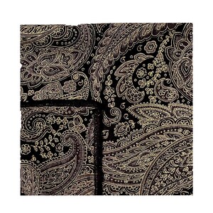 Pode incluir: Tecido preto com um padrão paisley dourado. O tecido é feito de um material macio e luxuoso e tem um brilho sutil.