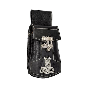 Puede incluir: Una bolsa de cuero negro con un cierre de plata y un diseño bordado blanco de un martillo con un patrón de nudos.