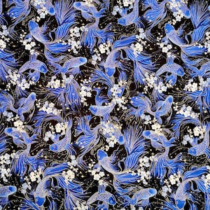 Peut inclure: Un motif de tissu présentant un design répétitif de poissons combattants bleus aux nageoires fluides et de fleurs de cerisier blanches sur un fond noir. Les poissons sont représentés avec des lignes complexes et des accents dorés.