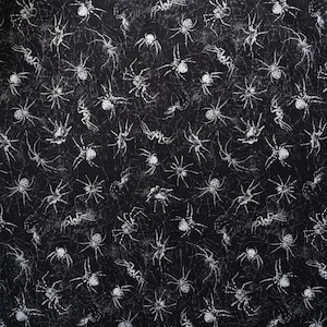 Tecido 100% algodão com estampa de aranhas e teias da Timeless Treasures, perfeito para projetos de Halloween.