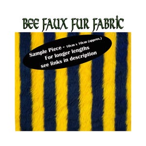 Op de afbeelding: Een staaltje van gele en donkerblauwe nep bont stof. De stof heeft een gestreept patroon en is ongeveer 10 cm x 10 cm. De tekst op de afbeelding luidt: "Bee Faux Fur Fabric Sample Piece - 10cm x 10cm (approx.) For longer lengths see links in description"