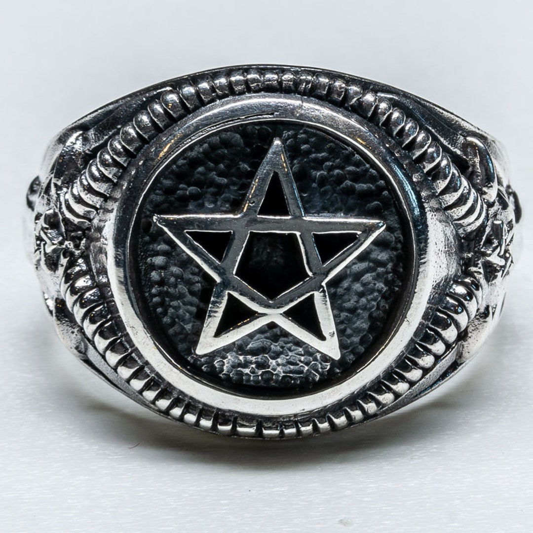 Amazing Details on This Pentagram Ring With a Goat's Head - Etsy