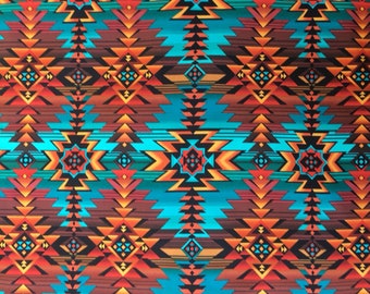 Op de afbeelding: Een turquoise, oranje, rood en bruin geometrisch patroon stof met een zuidwestelijk ontwerp.