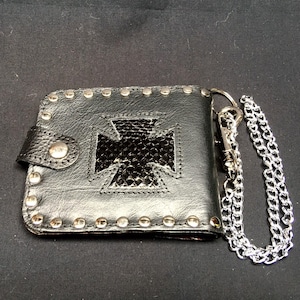 Cartera plegable con cruz de hierro de piel auténtica y piel de serpiente con tarjeteros y llavero para cinturón hecho a mano en Devon, Reino Unido