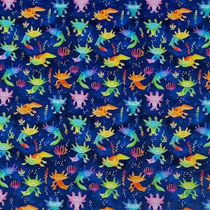 Puede incluir: Una tela azul con un patrón repetido de ajolotes coloridos. Los ajolotes están dibujados en un estilo de dibujos animados y tienen diferentes colores y patrones.