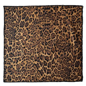 Puede incluir: Pañuelo cuadrado con estampado de leopardo. El pañuelo presenta un diseño manchado marrón y beige con detalles en negro. Los bordes están acabados con un borde negro. El pañuelo está hecho de un material suave.