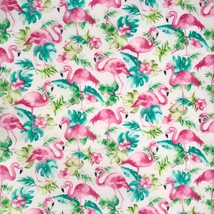Pode incluir: Um padrão sem costura com flamingos cor-de-rosa de pescoço e pernas longas e finas, em pé sobre um fundo branco com folhas tropicais verdes e flores cor-de-rosa.