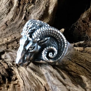 Niesamowite detale na naszym pierścieniu z głową barana z kręconymi rogami, ze srebra próby 925, znak zodiaku, Baran, koza, owca, rogi, metal, styl motocyklowy