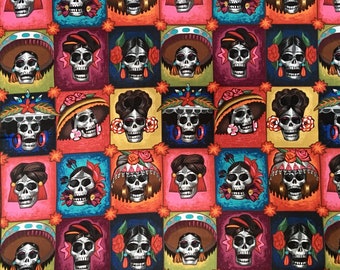 Puede incluir: Una tela colorida con un patrón repetido de calaveras de azúcar que llevan flores y sombreros. Las calaveras son de varios colores, incluyendo rosa, azul, verde y amarillo. El fondo es un mosaico de diferentes colores.