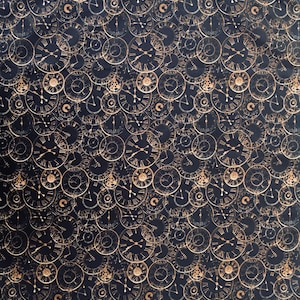 Puede incluir: Un fondo negro con un patrón repetido de caras de reloj doradas. Las caras de los relojes son de diferentes formas y tamaños, y algunas tienen números romanos.