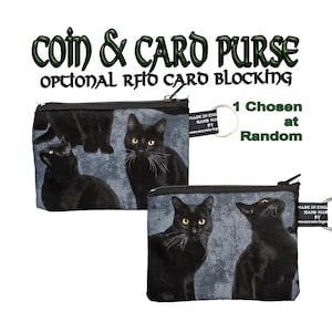 Puede incluir: Dos monederos de tela con estampado de gato negro y cierre de cremallera. Los monederos están hechos de tela con un estampado de gato negro sobre un fondo gris. El texto "MADE IN ENGLAND HAND MADE BY www.aceania-legend.com" está impreso en una etiqueta que está unida al tirador de la cremallera. El texto "1 Chosen at Random" está impreso encima de los monederos.