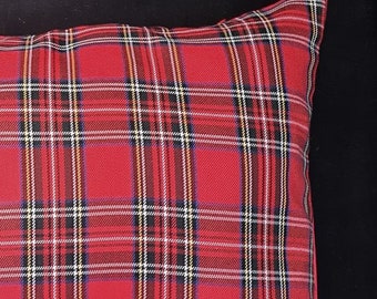 赤いタータン柄のクッションカバー、18インチ×18インチのクッションに