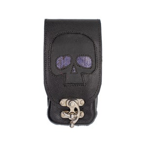 Gürtelholster aus Leder für Mobiltelefone. Ein Totenkopf mit violetten Schlangenhautaugen in der Mitte. Gürtelschlaufenbeutel für Portemonnaie und Geldbörse