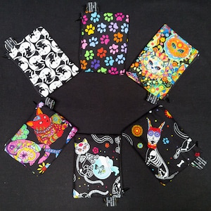 Día de los muertos Gatos y Perros, huellas de patas yin yang y diseños de mandala Monederos Alexander Henry Timeless 100% Algodón ideal para tarjetas de efectivo
