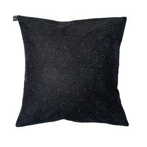 Puede incluir: Almohada negra con estampado paisley. La almohada es cuadrada y tiene un borde negro.