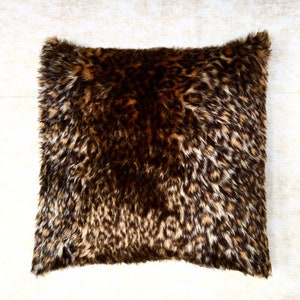 Hermosa y suave funda de cojín de piel sintética de leopardo, tela divertida y suave decorativa, se adapta a cojines de 18 x 18, perfecta para sofá o cama