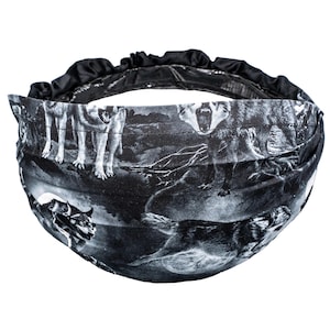 Puede incluir: Diadema negra y blanca con estampado de lobo. La diadema está hecha de un tejido suave y elástico y tiene un forro de satén.