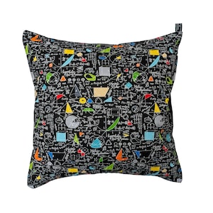 Könnte beinhalten: Schwarzes Kissen mit einem weißen und bunten Muster aus mathematischen Gleichungen, geometrischen Formen und Symbolen. Das Kissen ist aus Stoff und hat einen Reißverschluss.