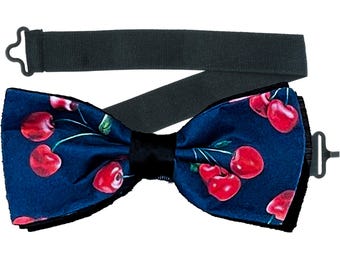 Ciliegie rosse su papillon blu, fiocco per capelli, cravatta, laurea, ballo di fine anno, perfetto per qualsiasi evento, festa di Natale e Capodanno.