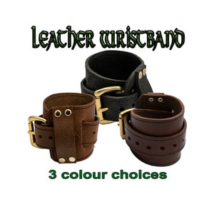 Bredt armband i äkta läder med spänne för att fästa det på plats. Handledsmanschett, armband, armskydd, lajv, vikinga-keltisk biker
