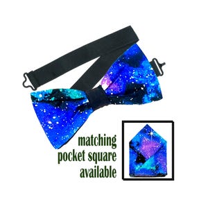 Puede incluir: Una pajarita de estampado de galaxia azul y morado con una correa ajustable negra. La pajarita se muestra con un pañuelo de bolsillo a juego.