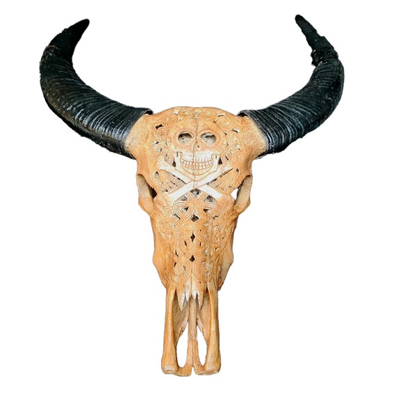 頭蓋骨と骨が交差した海賊のデザインが施された、美しく手彫りされた  