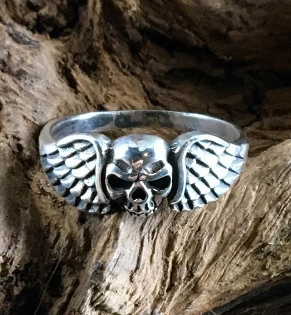 Metal skull hotsell ring