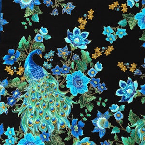 Op de afbeelding: Een zwarte stof met een pauw en blauwe bloemen. De pauw heeft een blauw lichaam en groene en gouden staartveren. De bloemen zijn in tinten blauw en hebben gouden accenten.