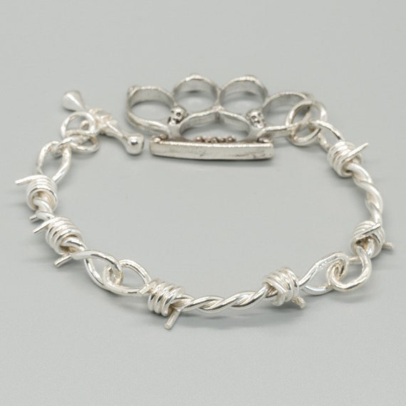 Incredibly Detailed Barbed Wire Knuckle Duster Skull Incredibly Detailed Barbed Wire Knuckle Duster Skull